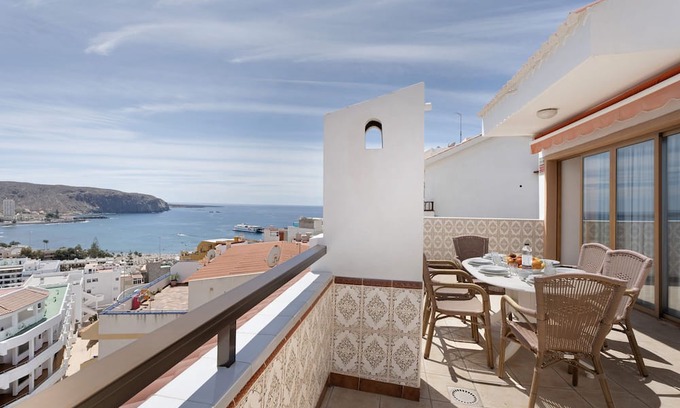Los Cristianos Apartamento | Vacation Apartment 'Apto La Colina Los Cristianos' with Sea View, Shared Pool and Wi-Fi