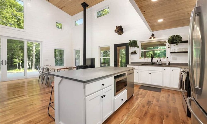 Combs Casa | Luxury Cabin nestled in the Ozark Mountains.