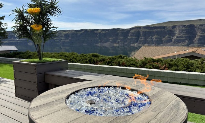 Sunland Estates Cabina | Cabin on the Cliff Near Gorge Amphitheater
