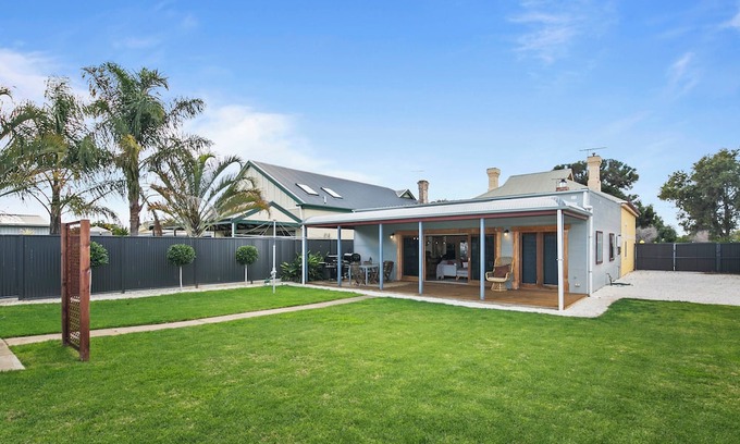 Woodville Park Casa | Stanley Stay - Central Location, 3 bdrm, WiFi, pizza oven, fully enclosed yard