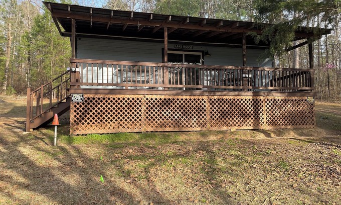 Tie Plant Cabina | Camp House Retreat is located at Grenada Lake, world famous Crappie fishing lake