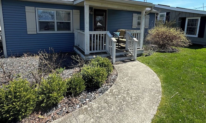 Port Clinton Cabaña | Cozy Waterfront Cottage with a double lot— 4 miles to downtown Port Clinton