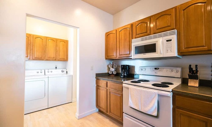 Evergreen Apartamento | Centrally Located Townhouse w Garage