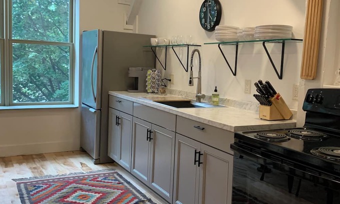 South End Apartamento | Awesome Large Open Concept 2 Bedroom Warehouse Loft in Downtown Burlington