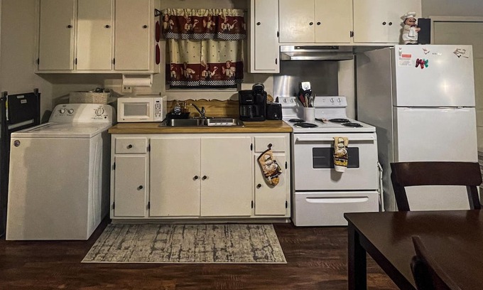 Lake Charles Casa | Cozy Cajun Cabin Quiet Retreat on the Bayou 1B 1B