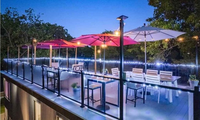 Grand Bend Chalet De Esquí | Beachfront rooftop patio, hot tub, sleeps 14, 2 BBQ, private new house