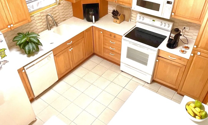 Estate Marys Fancy Casa | Spacious family friendly house, in quiet safe neighborhood. Huge yard and porch!