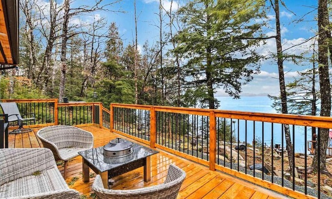 Queens Cabaña | Lakefront cottage with sandy beach, great decks, beautiful sunrise.