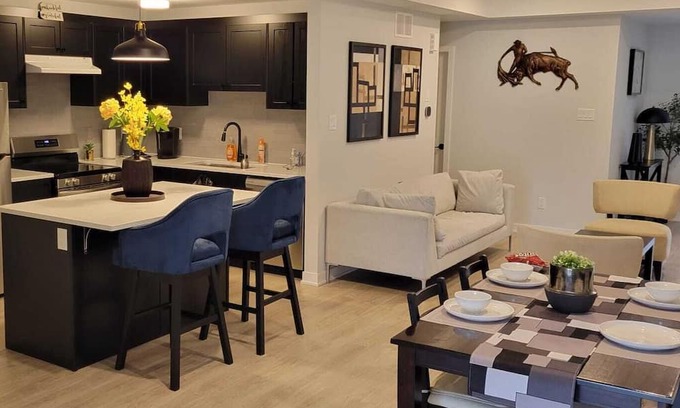 Ottawa Division Casa | 5 minutes walk to major shopping center, restaurants, pubs and bus station.