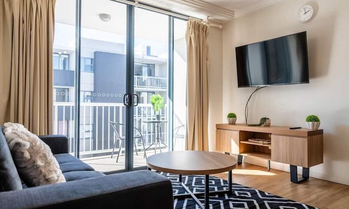 Woolloongabba Apartamento | Urban Luxury: City Apartment with Pool and Parking