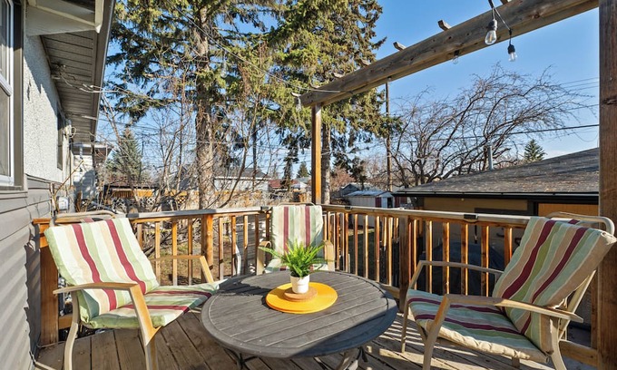 Northwest Calgary Casa | The Owl 3 Queen Beds PetFriendly FencedYard