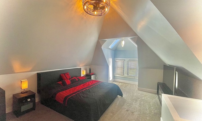 Bellevue Casa | Modern Victorian in Bellevue !