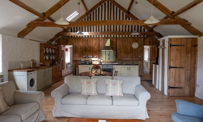 Barwick Cabaña | THE GRANARY, pet friendly, with a garden in Yeovil, Somerset