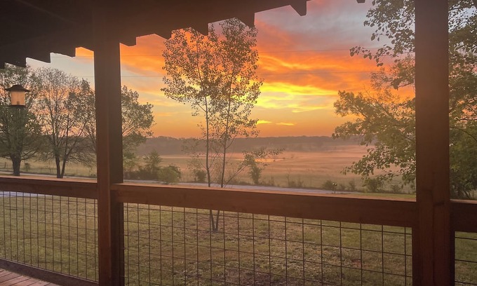 Siloam Springs Cabaña | Hilltop Cottage