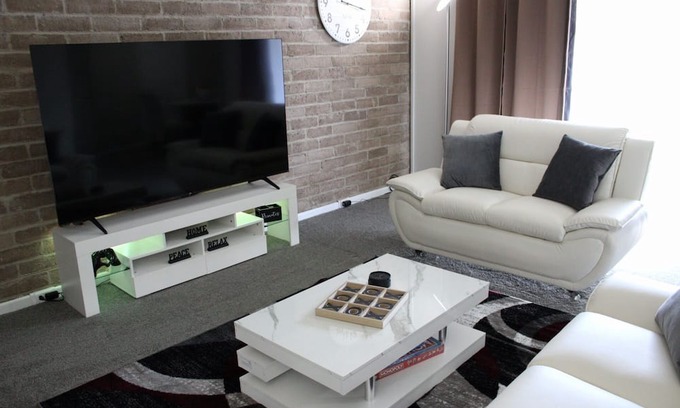 Monroeville Apartamento | Your Stonecliffe Escape - Convenient location with a peaceful community feel!
