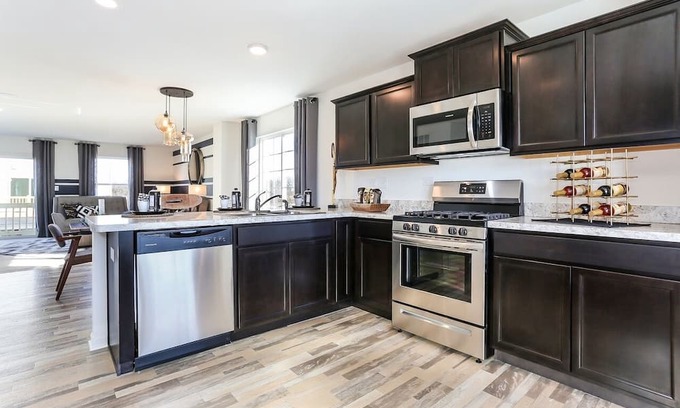 Pingree Grove Casa | LUXURY ENCHANTMENT TOWNHOME