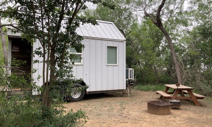Elmendorf Apartamento | Tiny home nestled in a small patch of forest 20 minutes south of San Antonio.