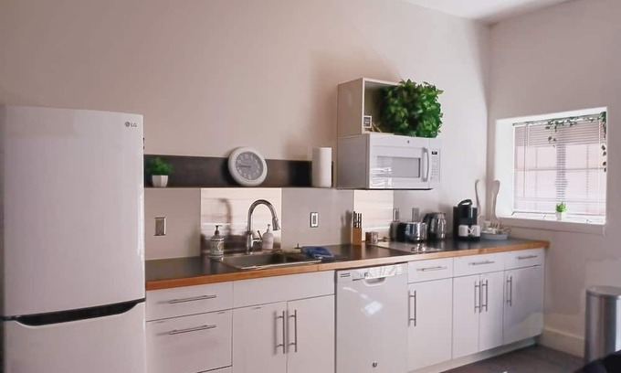 Tucson Apartamento | cozy queen hideaway is located in the historical down town Tucson area.