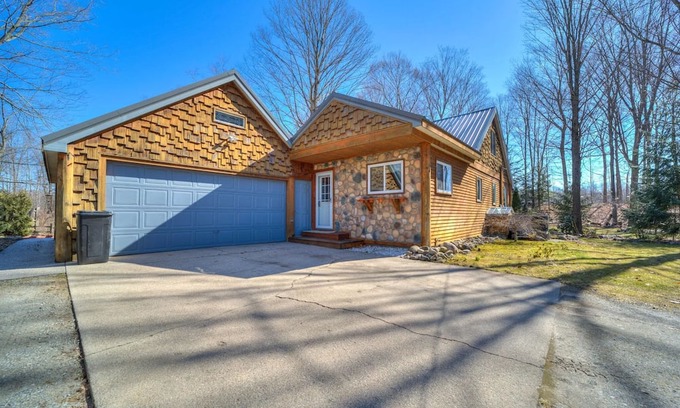 Hesperia Cabina | White River Trout House Hesperia MI Riverfront Cabin
