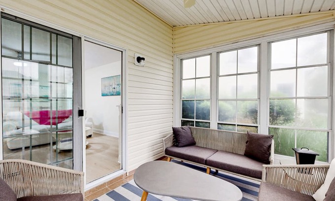 Keys Of Marsh Harbor Casa | Keys of Marsh Harbor townhome with pool/tennis access, private patio & fireplace