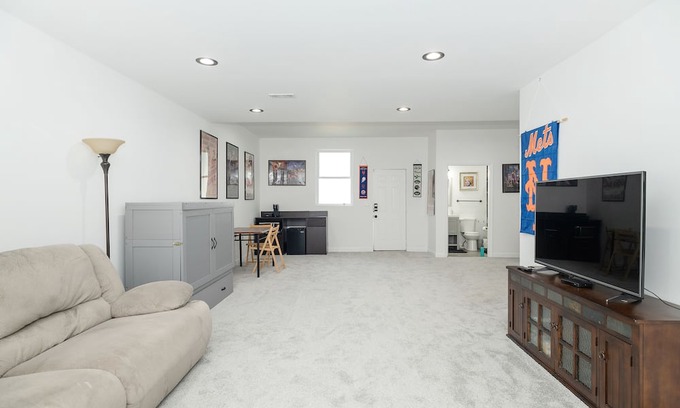 Cape Saint Claire Casa | Spacious basement apartment