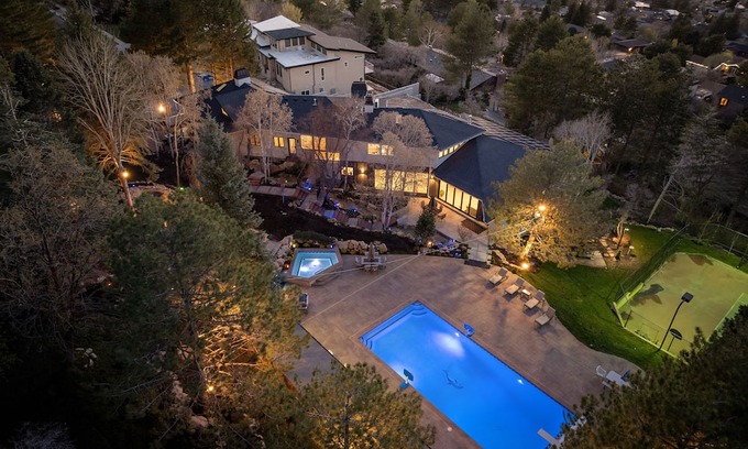 Olympus Cove Villa | Secluded Retreat for 17+ / Heated Pool & Pickleball