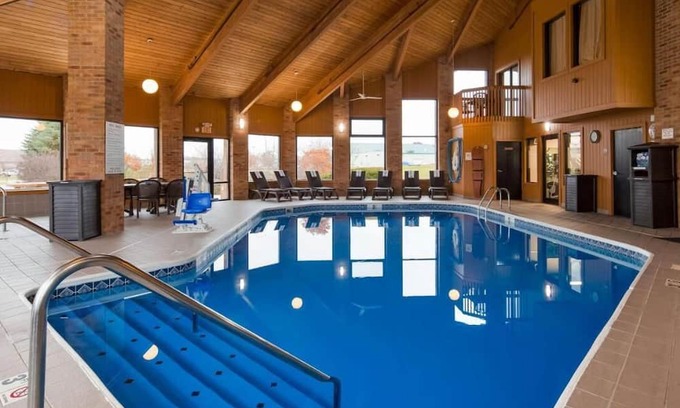 Hebron Casa | Ideal for I-70 Travelers: Modern Rooms w/ Smart TVs and Great Customer Service