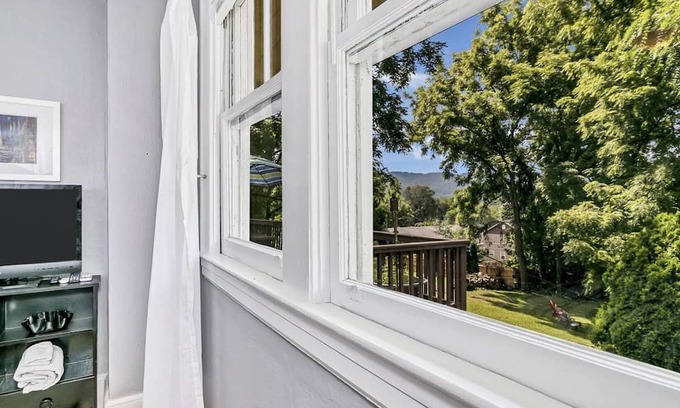 Oakley Casa | Private Suite: Walk to Biltmore and Breweries