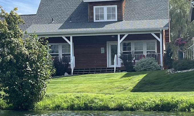Dover Bay Casa | The Johnson House - 3 Bedrooms, 3 Baths Waterfront Parkside Bungalow