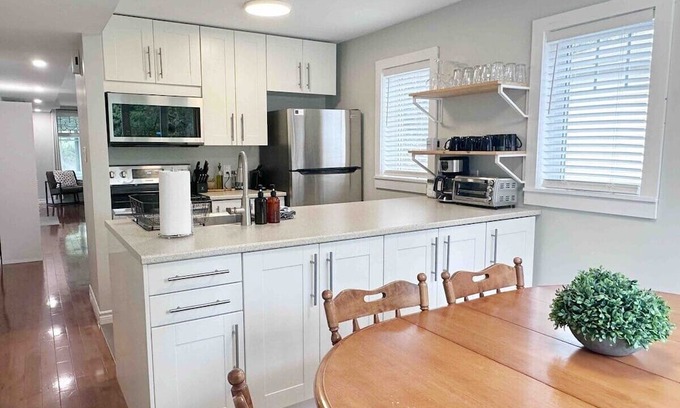 Fredericton Apartamento | Downtown apartment with lots of charm