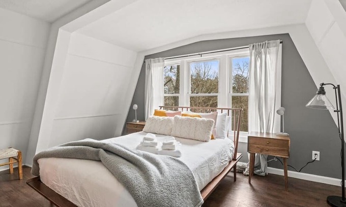 Forestdale Casa | Modern & Private Retreat, Walk To Snake Pond