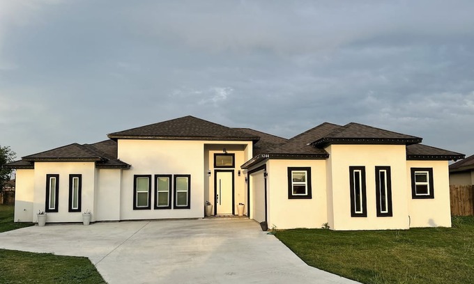 Brownsville Cabina | Entire New Home in Brownsville