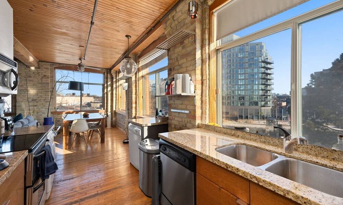 Old Toronto Condominio | 930 SQ foot Authentic Loft in Parkdale
