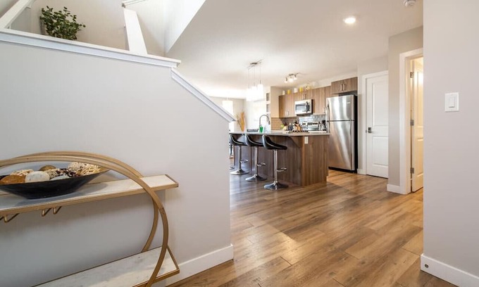 West Edmonton Casa | 3BDRM Home, 5min to WEM/4min to River Cree Casino
