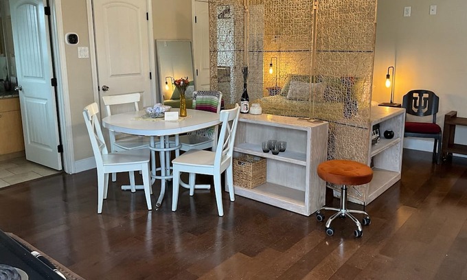 Chestnut Apartamento | Lovely East Austin Studio / Garage Apartment