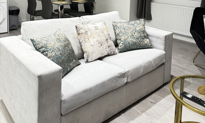 Stanwell Apartamento | Serene Oasis Near Heathrow Airport