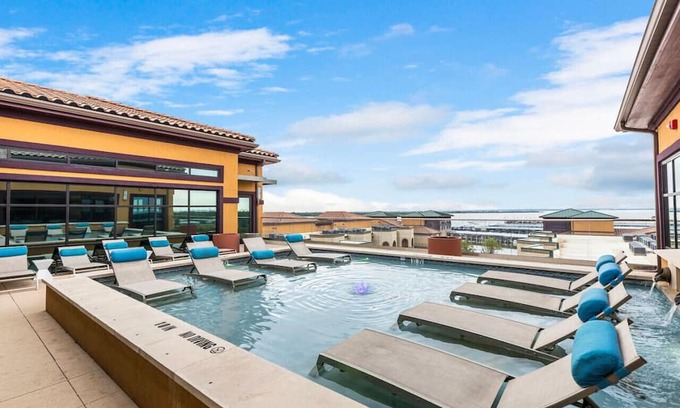 Lewisville Apartamento | Luxurious Lakeside Retreat: 1BD Pool & Gym