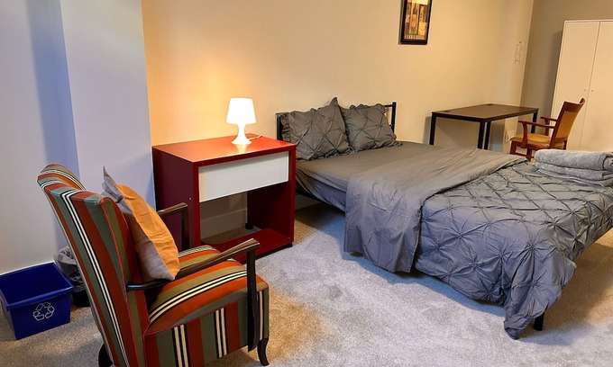 Ottawa Division Apartamento | Bright Basement Oasis with Private Bath/Self Check-In & Wifi & Parking in Kanata