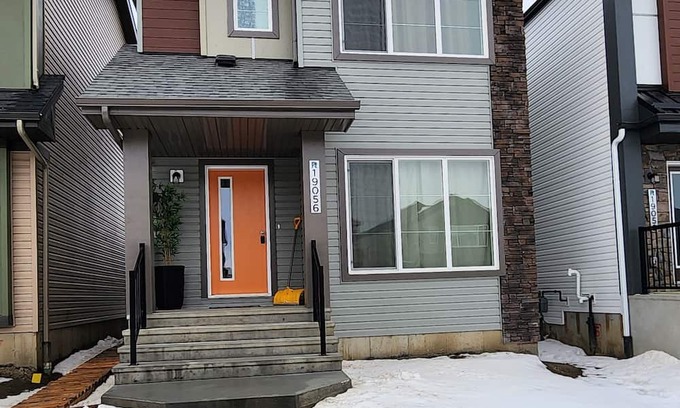 West Edmonton Casa | Luxury Home | Newly furnished | Sleeps 9 | Private Gym | 15mins to West Edm Mall