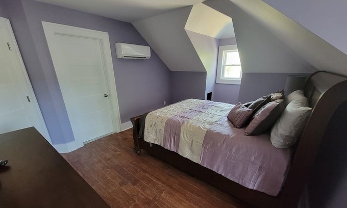 South Kortright Cama Y Desayuno | Cozy B&B with WiFi and AC in charming South Kortright