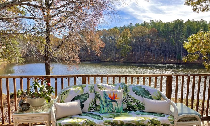 Wake Forest Casa | ⭐️LAKE VIEW RETREAT⭐️ Water Front Home at the Holliday Homestead