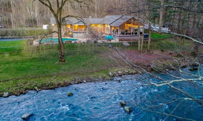 Friendsville Casa | Waterfront, Pool, Hottub - Deep Creek Lake & Wisp