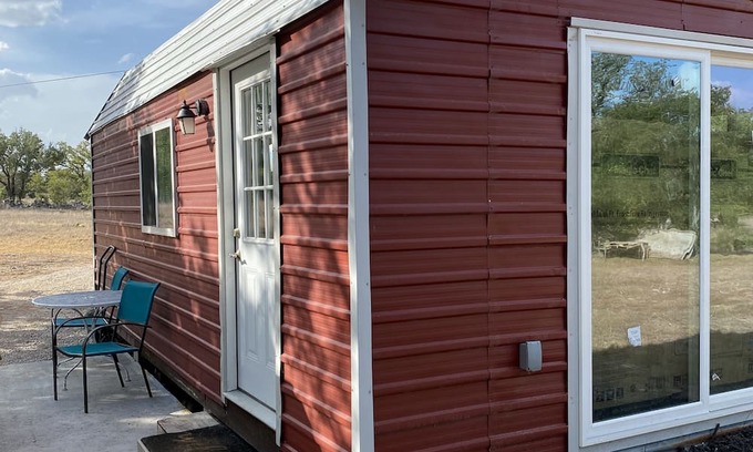 Johnson City Cabina | Cozy 2-bedroom cabin on Ranch WiFi, AC in heart of TX Hill Country Johnson City