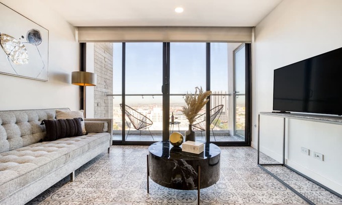Avenida Revolución Apartamento | Epic Apt w/Balcony+View | Lounge+Gym+Pool Table