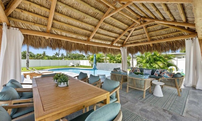 North Corals Casa | Luxury Heated Pool Tiki Grill 1 Mi to Beach