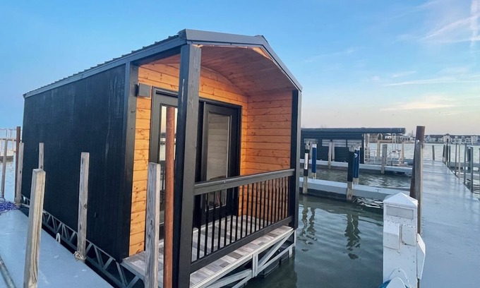 Sandusky Alquiler De Eote | Lux Houseboat #3 at SoLSTAY