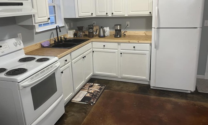 Pheba Casa | Cozy 1-bedroom house in charming West Point with AC, WiFi
