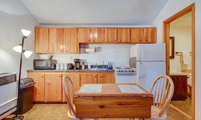Weirs Beach Cabina | Pet-Friendly Laconia Cabin w/ Fireplace + Deck!