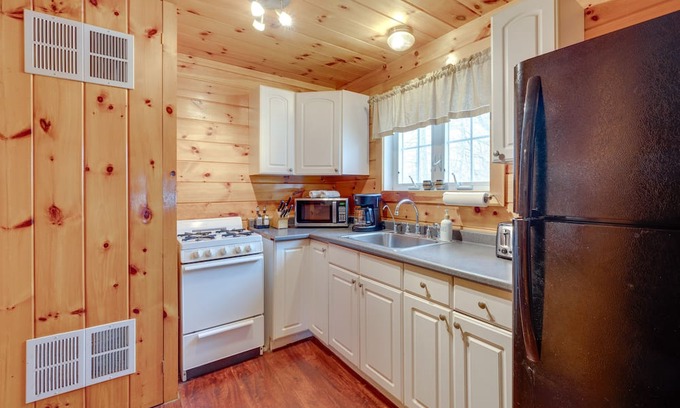 Weirs Beach Cabina | Laconia Cabin Rental < 1 Mi to Lake Winnipesaukee!