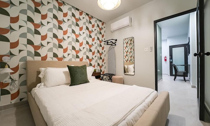 Santurce Apartamento | Patio Elba Standard 1Bedroom Queen Bed (no window)